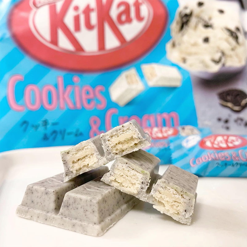 A table on which there are Japanese KitKats with delicious cookies & cream flavor